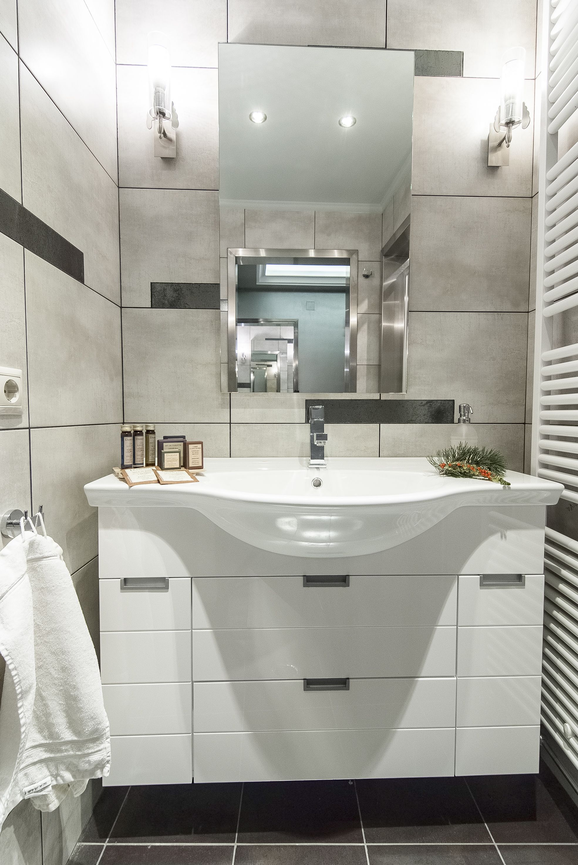 Un baño moderno con un lavamanos grande, tocador y espejo arriba.