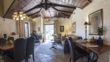 Villa Deluxe (1 bath) | Área de sala de estar | Televisión y chimenea