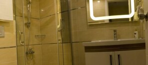 Habitación estándar con 1 cama matrimonial o 2 individuales | Baño | Regadera, amenidades de baño gratuitas, secadora de cabello, pantuflas 