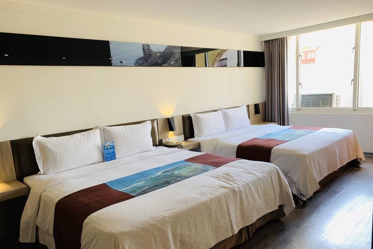 Quadrupla Standard | Biancheria da letto di alta qualità, una scrivania, Wi-Fi gratuito