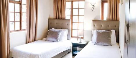 Camera familiare, vista lago | 2 camere, postazione laptop, insonorizzazione