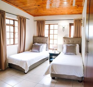 Espacio para trabajar con laptop y sistema de insonorización 