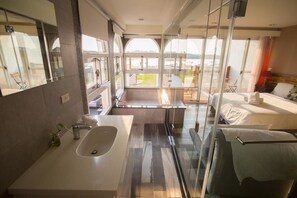 Double room with sea view without bathtub (with balcony and plunge pool) | Bathroom | Hair dryer, slippers, towels - Malibu OceanView (Magong)