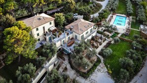 Une vaste villa à plusieurs niveaux, dotée d’une piscine et d’un jardin paysager aménagé.