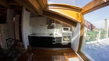 Junior Suite, 2 Bedrooms, Kitchenette | Dapur peribadi | Cerek elektrik