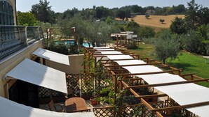 Une terrasse sur le toit avec des sièges extérieurs et une piscine.