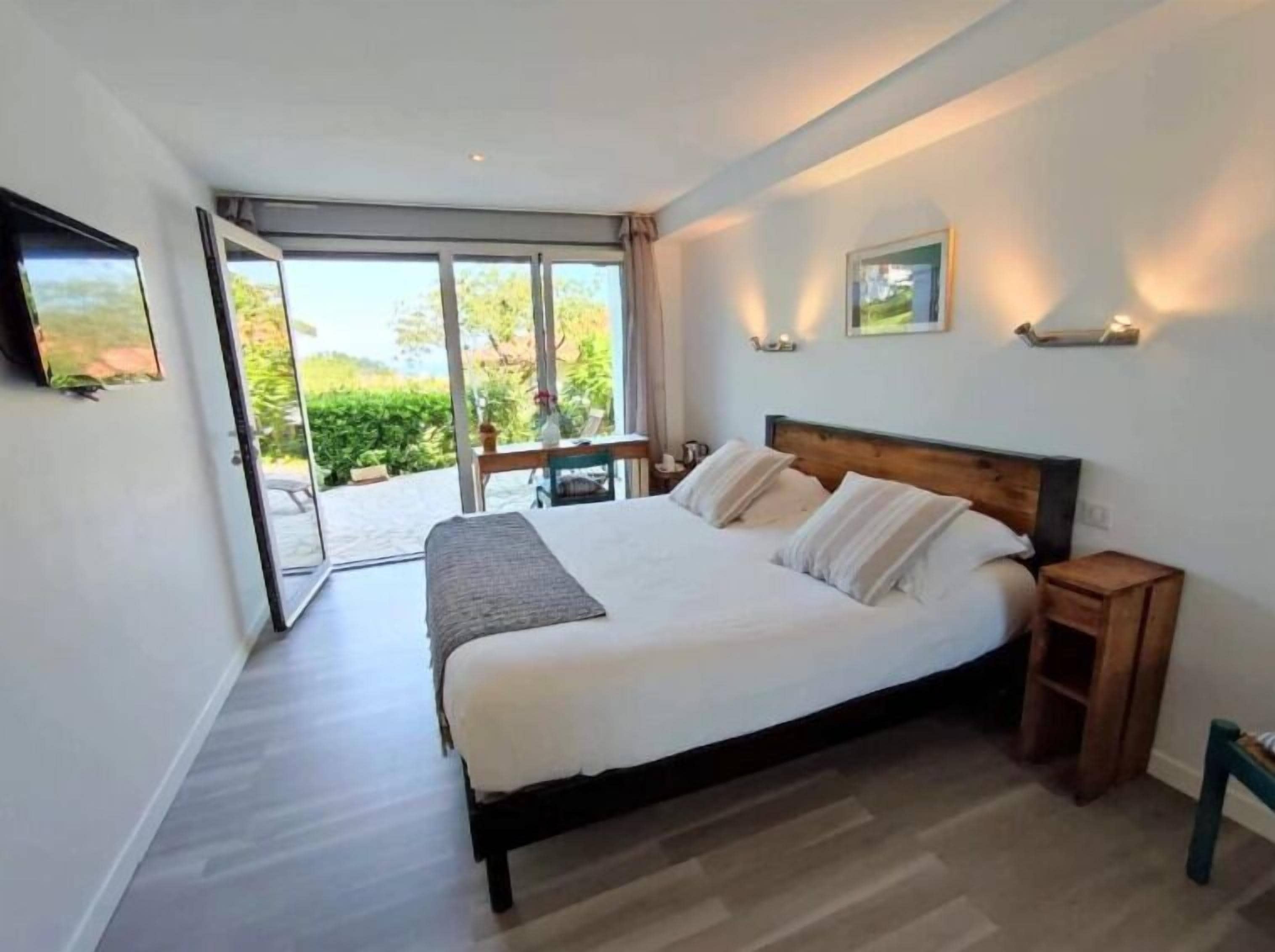 Chambre Confort, patio, vue mer | 1 chambre, literie de qualité supérieure, décoration personnalisée