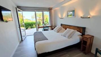 Chambre Confort, patio, vue mer | 1 chambre, literie de qualité supérieure, décoration personnalisée