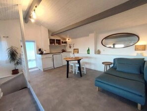 Habitación clásica, patio, vista al mar | Cocina privada
