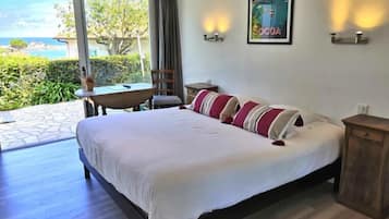 Quarto básico, varanda, vista para o mar | 1 quarto, roupas de cama premium, individualmente decorados