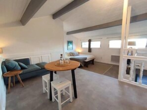 Habitación clásica, patio, vista al mar | Área de sala de estar | Televisión de pantalla plana 