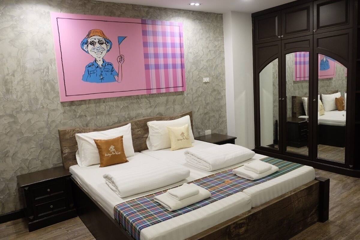 Escritorio, cortinas blackout, wifi gratis y ropa de cama