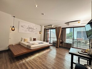 Een moderne slaapkamer met een verhoogd bed, een groot raam en stadszicht.