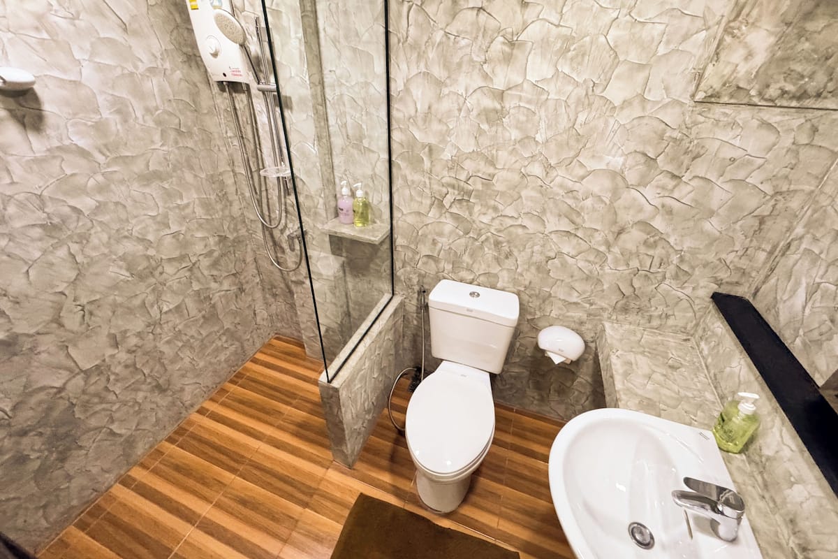 Habitación familiar, 2 habitaciones | Baño | Ducha, artículos de higiene personal gratuitos y secador de pelo
