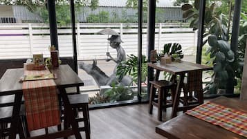 Se sirven desayunos, almuerzos, cenas y cocina tailandesa