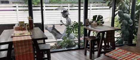 Der serveres morgenmad, frokost, aftensmad og thailandske retter