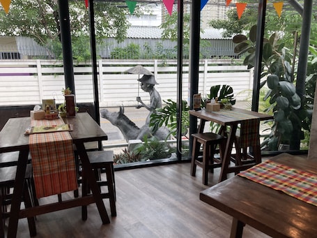 Breakfast, lunch, dinner served; Thai cuisine