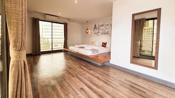 Escritorio, cortinas blackout, wifi gratis y ropa de cama