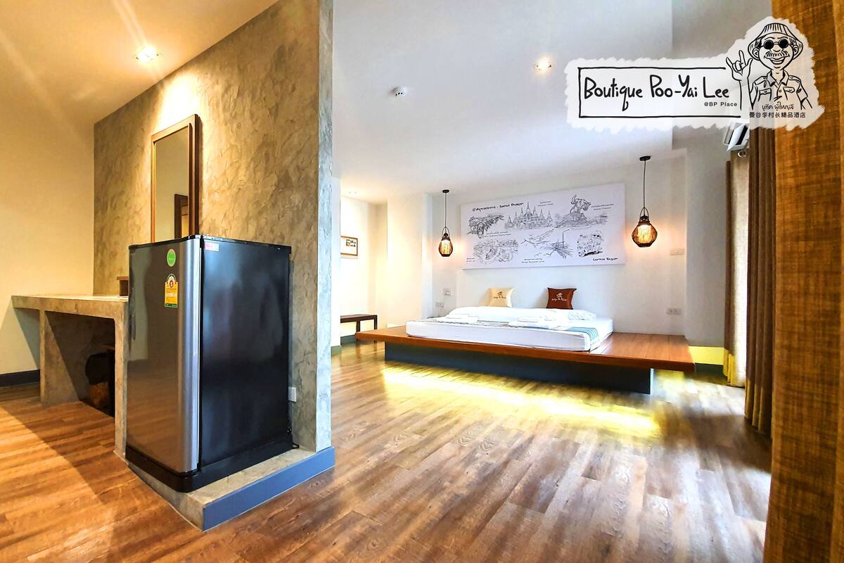 Escritorio, cortinas blackout, wifi gratis y ropa de cama