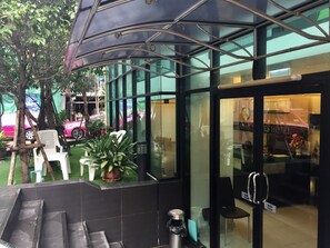 Property entrance - Avatar Suites Hotel (Bangkok)