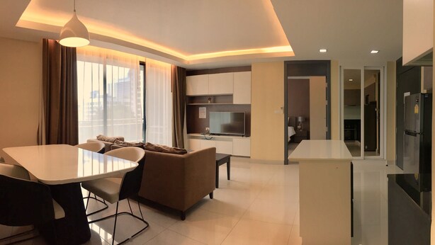 Flat-screen TV, fireplace - Avatar Suites Hotel (Bangkok)