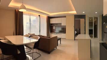 TV de tela plana, lareira