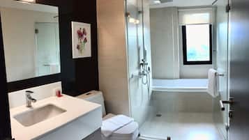 Separate bathtub and shower, free toiletries