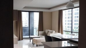 Flat-screen TV, fireplace - Avatar Suites Hotel (Bangkok)
