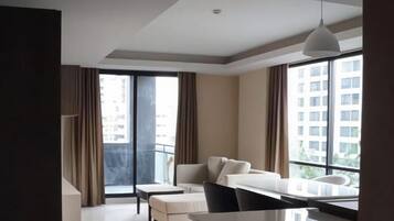 Flat-screen TV, fireplace