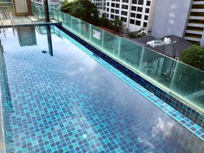 Outdoor pool - Avatar Suites Hotel (Bangkok)