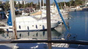 Un port de plaisance où plusieurs bateaux sont amarrés.