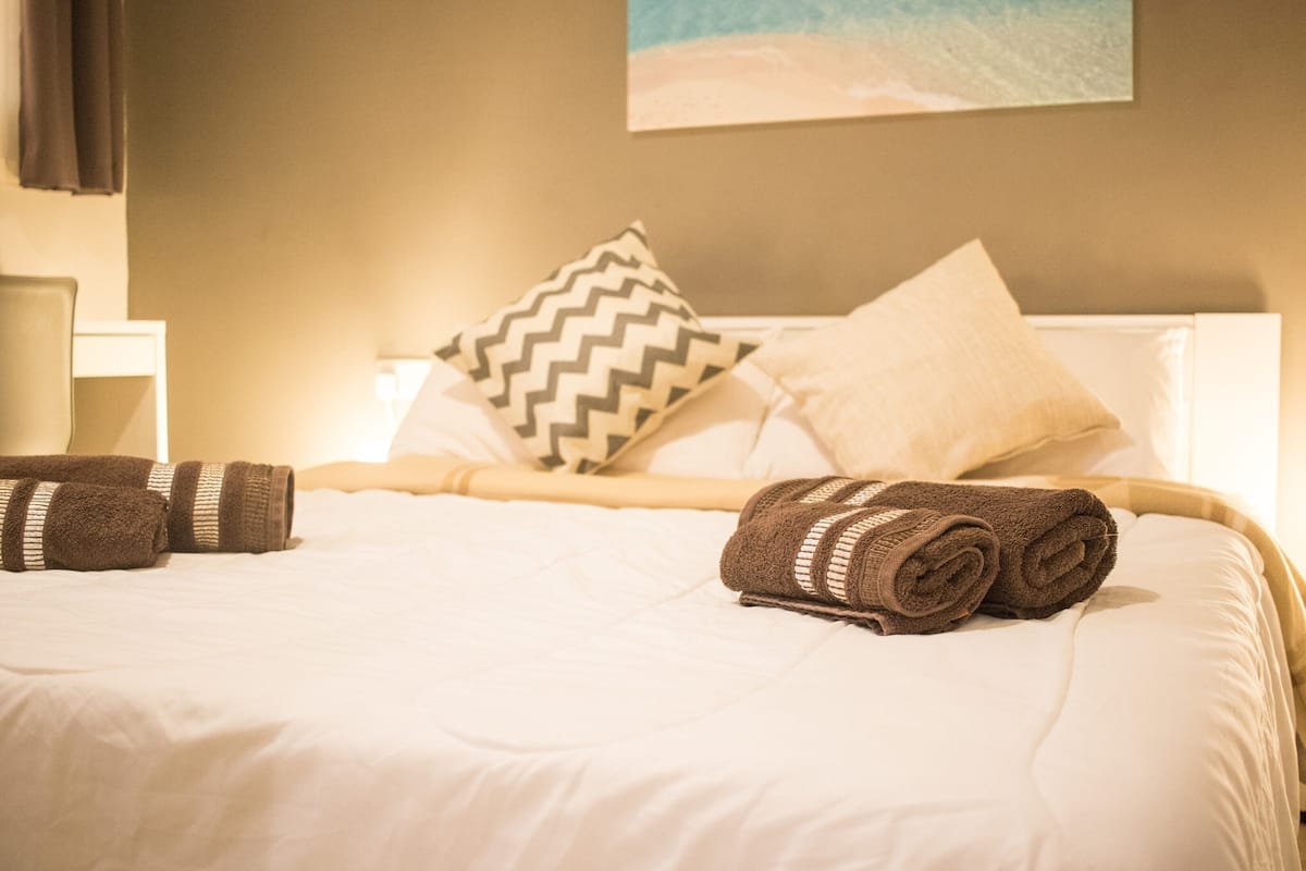Camera doppia, bagno condiviso (Brown) | Biancheria da letto di alta qualità, copriletto in piuma, una scrivania
