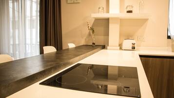 Full-sized fridge, microwave, oven, stovetop