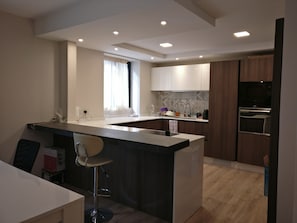 Full-sized fridge, microwave, oven, stovetop - Luxury Msida Circle Suites (Msida)