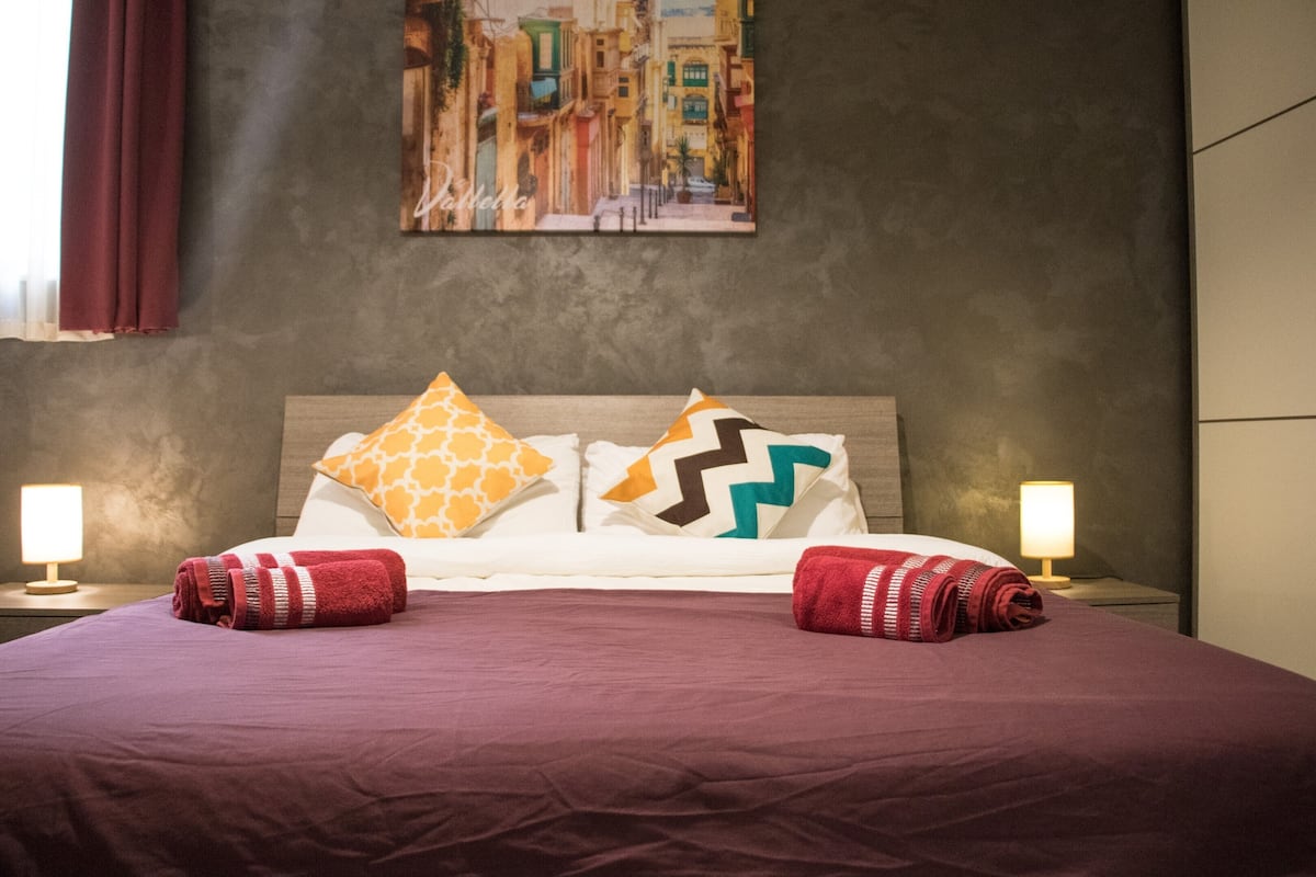 Doppia Superior, bagno in camera (Red) | Biancheria da letto di alta qualità, copriletto in piuma, una scrivania