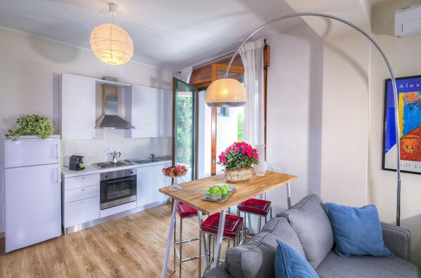 Studio, Terrace | Private kitchenette | Fridge, microwave, stovetop, cookware/dishes/utensils - Rita's Garden (San Vittore Olona)