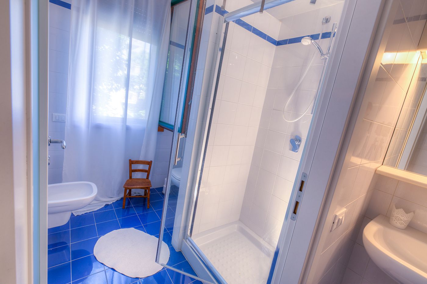 Une salle de bain avec une douche, des toilettes et un lavabo.