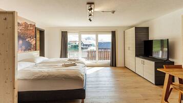 Suite (Laucheren) | Hypo-allergenic bedding, down comforters, pillowtop beds, in-room safe