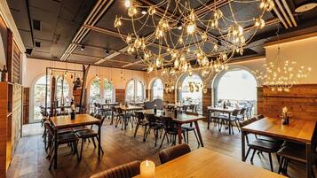 Se sirven almuerzos, cenas y cocina regional