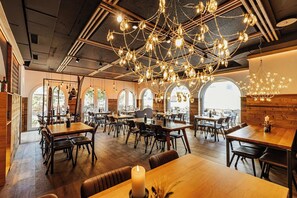 점심 식사 및 저녁 식사 제공, 지역 특선 요리