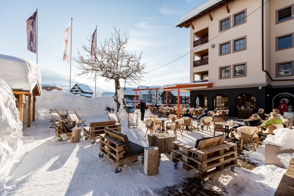 Se sirven comidas, cenas y cocina regional 