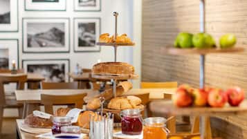 Free daily buffet breakfast