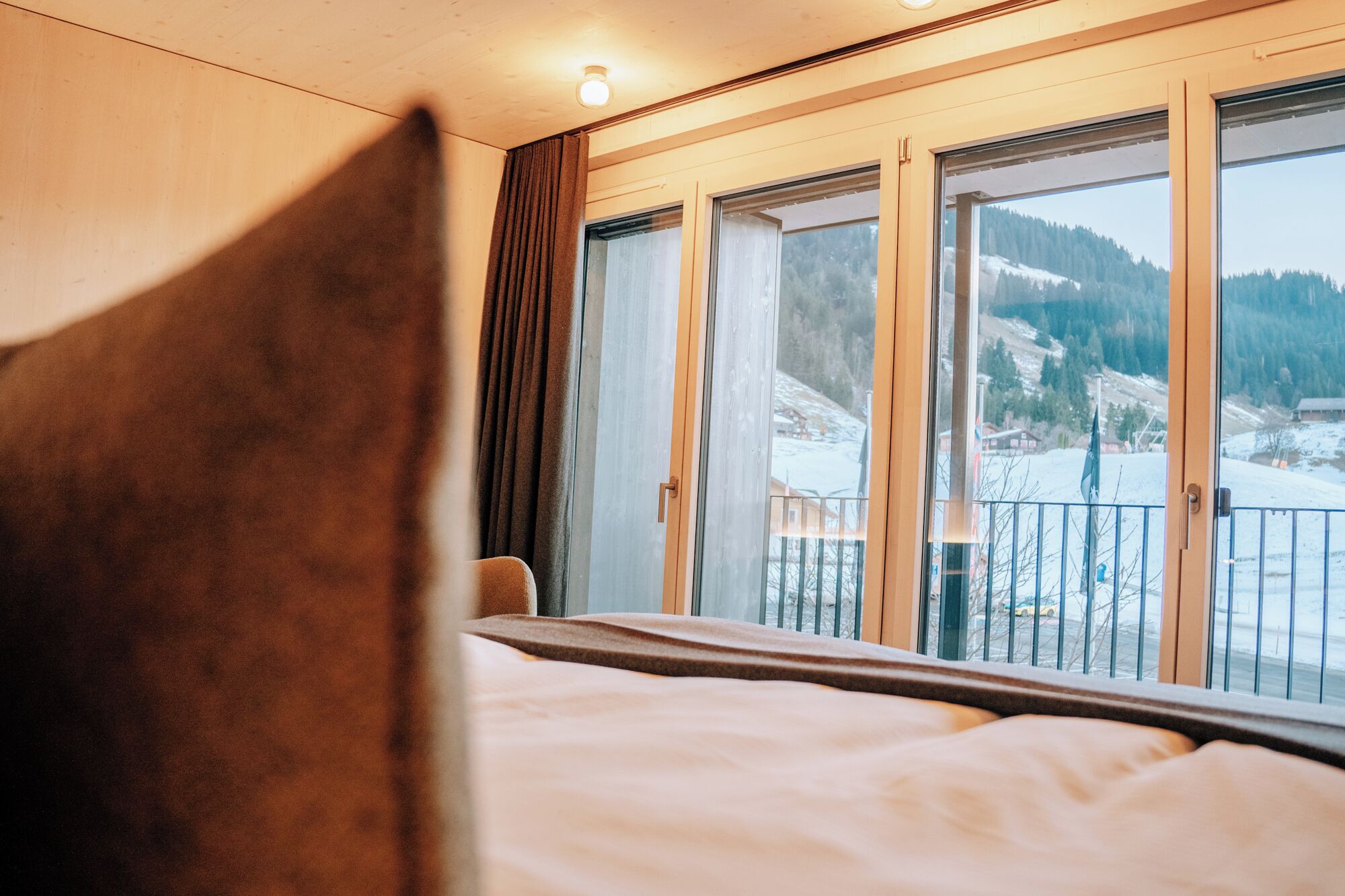 Suite junior, vista a la montaña | Ropa de cama hipoalergénica, edredón y camas con pillow-top 