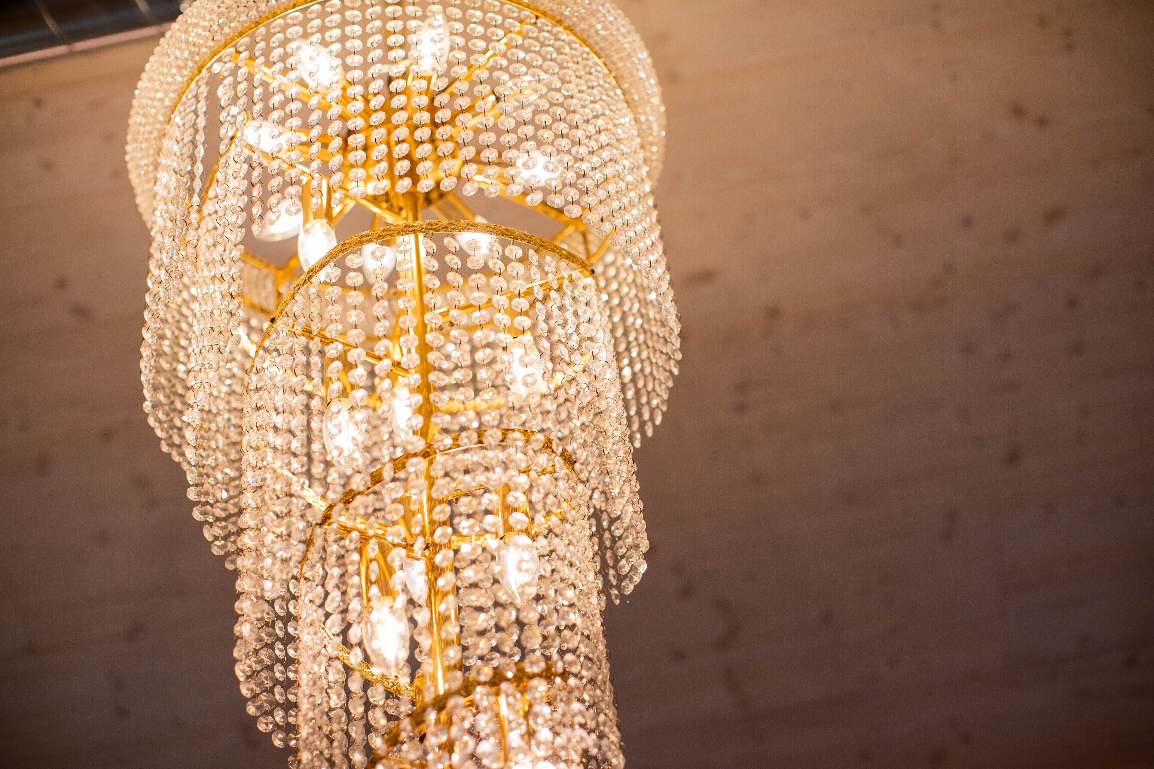 Un candelabro con múltiples niveles de adornos de cristal.