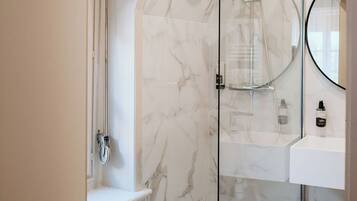 Articles de toilette gratuits, sĂšche-cheveux, serviettes fournies