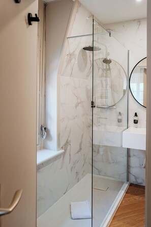 Free toiletries, hair dryer, towels - Hostellerie Saint Louis (Bollezeele)