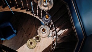 Una escalera de caracol con detalles de madera y barandillas de metal.