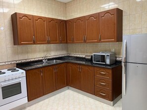 ثلاجة، ميكروويف، موقد طهي مسطح، غلّاية كهربائية