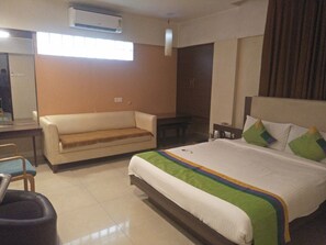 Deluxe Room, 1 King Bed | Rollaway beds, free WiFi, bed sheets