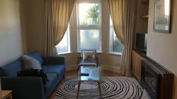 House, 3 Bedrooms | Living room | TV